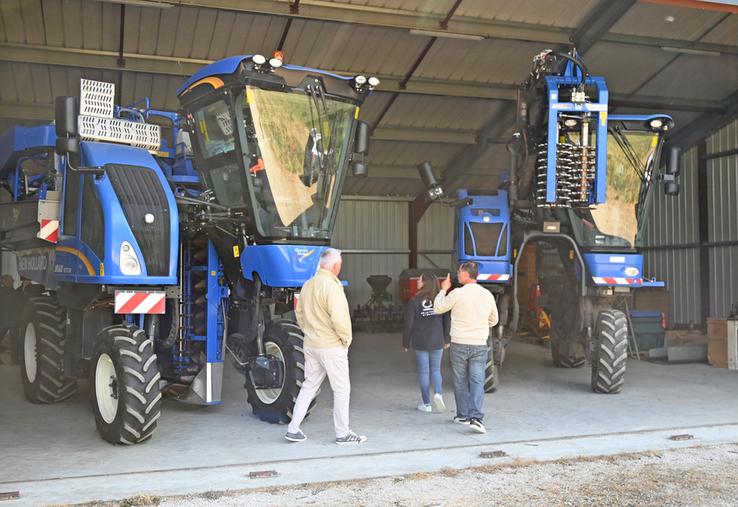 Saint-Claude-de-Diray, mardi 28 avril. Après l'assemblée générale de la FRCuma Centre-Val de Loire, les participants ont visité la Cuma des Vignerons réunis, qui possède un bâtiment de stockage dans la commune.