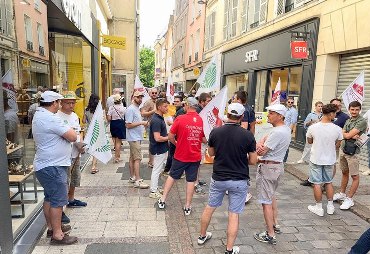 Samedi 30 mai, à Chartres. Les manifestants de la FNSEA et de Jeunes agriculteurs ont attendu Sandrine Rousseau mais elle ne viendra pas échanger avec eux.