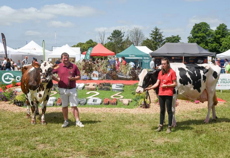 Les concours ont livré leur verdict. Les présentateurs ont été intervertis, mais c'est bien Nébuleuse du Gaec de l'Épinay (à d.) qui remporte le titre de grande championne et Saturne de l'EARL Guéret (à g.), celui de championne de la race normande.