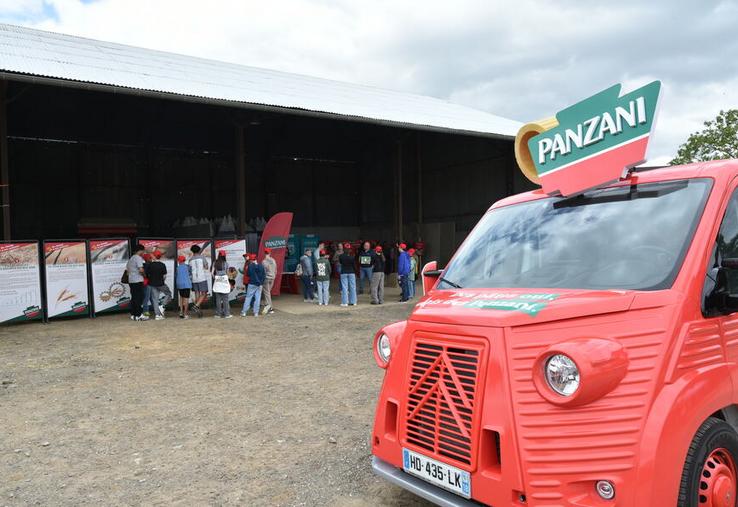 Vendredi 5 juin, à Trinay. Sur l’exploitation de Cédric Pécheux, Panzani et Axéréal ont présenté le renouvellement de leur partenariat autour du blé dur français et de l’agriculture régénérative.
