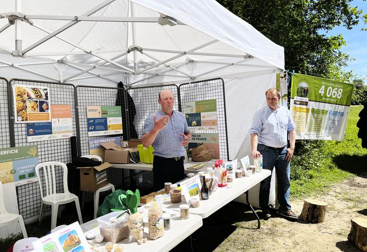 Bréau, vendredi 22 mai. Olivier Brossier et Guillaume Lefort présentent l'espace agriculture.