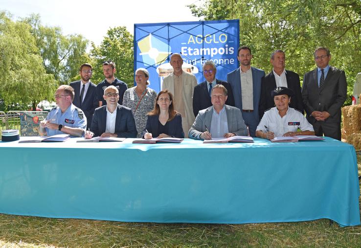 Samedi 13 juin, à Étampes (Essonne). La préfecture, le parquet du tribunal judiciaire d’Évry, les forces de sécurité intérieure et la chambre d’Agriculture d'Île-de-France ont signé une convention de partenariat lors de la Foire de l'Essonne verte.