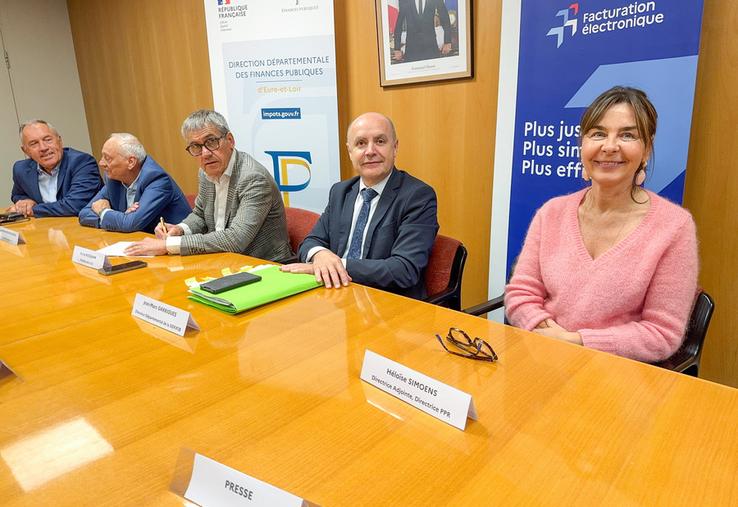 Mercredi 10 juin, à Chartres. Le directeur départemental des Finances publiques, Jean-Marc Garrigues (au c.), et les représentants des organisations professionnelles euréliennes rappellent l'échéance de septembre pour passer à la facturation électronique.