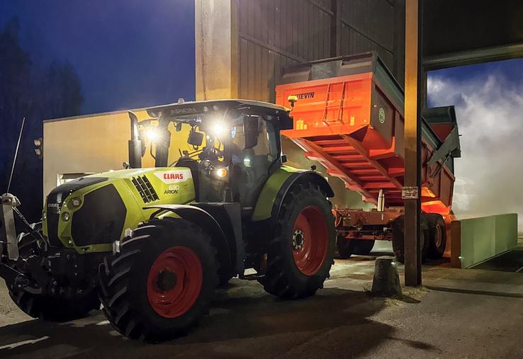 Fin juin, au silo de Gas (Eure-et-Loir). Les remorques vident leurs grains la nuit.