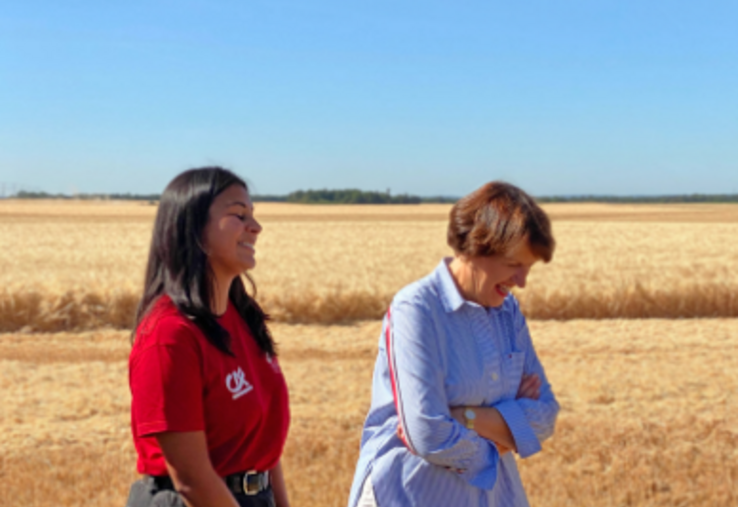 Annie Genevard, ministre de l’Agriculture, s’est rendue sur l’exploitation de Stéphanie Voiturin, secrétaire générale des JA 45, pour échanger avec les jeunes agriculteurs du Loiret sur l’installation, les moissons et les réalités du terrain.