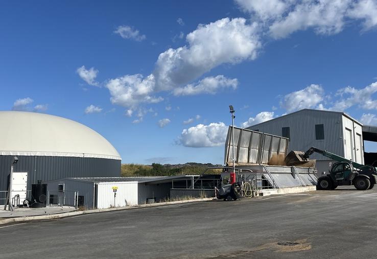 À Gien, Les 3 Dômes transforme les déchets du territoire en gaz vert et en fertilisant pour les exploitations locales.