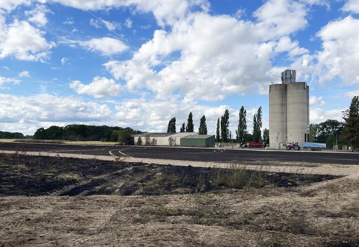 À Perthes-en-Gâtinais, cinq hectares sont partis en fumée à proximité du silo de la coopérative Valfrance. 