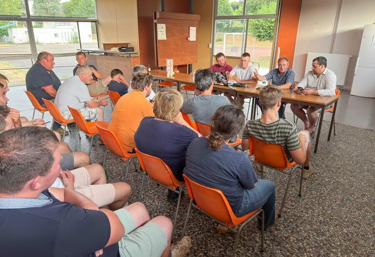 Lundi 13 juillet, à Thiron-Gardais. Jeunes agriculteurs et la FNSEA d'Eure-et-Loir invitent céréaliers et éleveurs pour trouver des solutions pour nourrir le bétail faute de maïs.