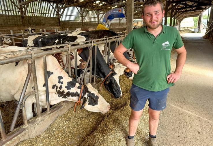 Lundi 13 juillet, à Arrou (Eure-et-Loir). Pour aider son cheptel à supporter la canicule, Lubin Crespeau a amélioré la ventilation de sa stabulation et installé des brumisateurs.