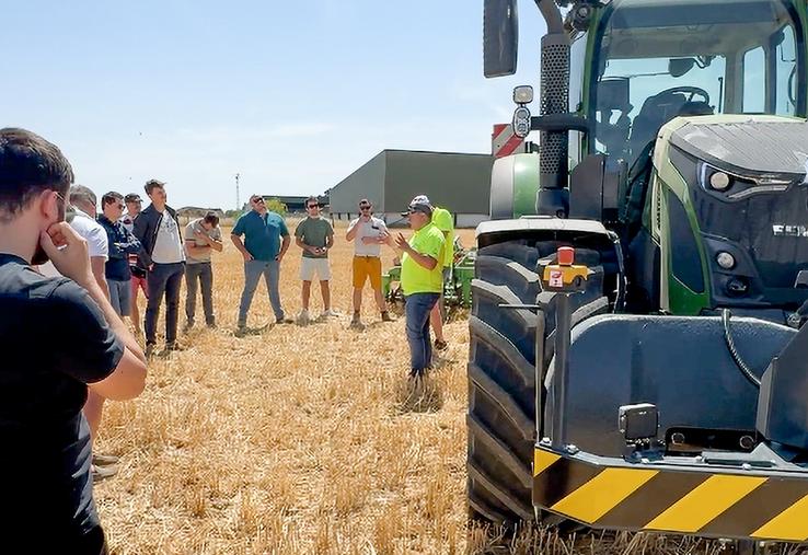 Vendredi 24 juillet, à Bisseau. Une vingtaine d'agriculteurs assiste à la démonstration du tracteur autonome préparé par Latitude GPS.