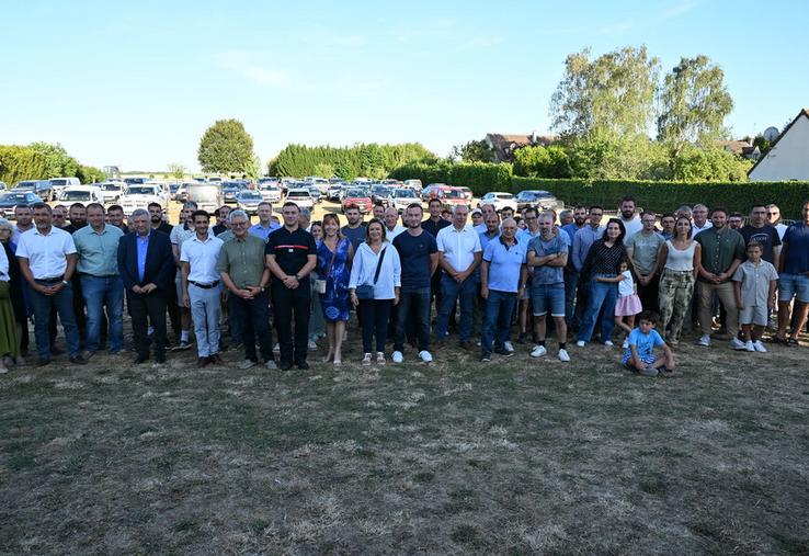 Tousson (Seine-et-Marne), vendredi 24 juillet. Les agriculteurs mobilisés lors des incendies en forêt de Fontainebleau ont reçu un hommage officiel.