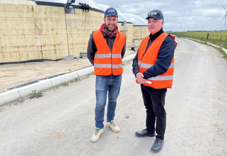 Mercredi 20 mai, à Terminiers. Charles Perdereau (à g.) fait partie des vingt-huit agriculteurs qui font tourner Terrenergies 360 et Jean-Michel Vappereau est le délégué territorial de GRDF.