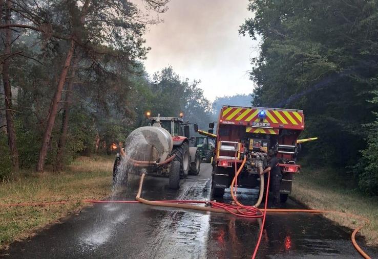 Incendie à Fontainebleau dimanche 12 juillet 2026. Les agriculteurs apportent leur aide aux pompiers.