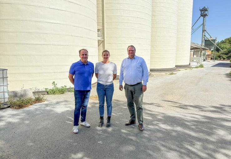 Le 21 juillet, à Bonneval (Eure-et-Loir). Le président de la Cabbep, Arnaud Mercier, et son directeur, Guillaume Rivet, encadrent la nouvelle responsable du suivi des filières, des audits et de la communication, Marie David.