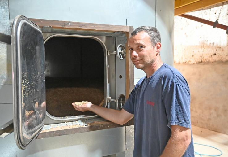 Gaëtan Lucas, céréalier à Morée, a produit courant mai son premier lot de malt au sein de la toute nouvelle malterie installée sur son exploitation. Il espère y produire près de 55 tonnes de malt par an. Il sera présent au Salon de la bière à Saint-Firmin-des-Prés ce samedi 12 septembre.