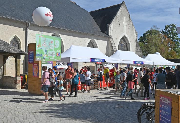 Samedi 5 septembre, à Cheverny. Pour cette quinzième édition de la Fête des vendanges, les participants ont répondu présent, habitués comme touristes. 