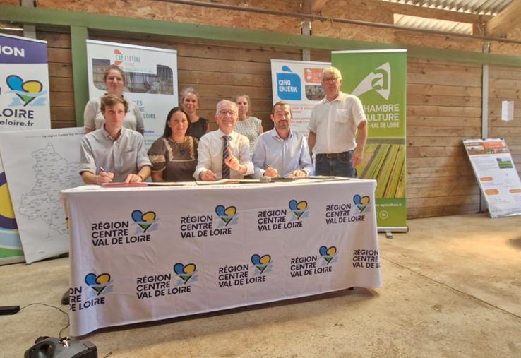 Vendredi 4 septembre, à Ouzouer-sur-Loire. Le 5e Cap filière ovins a été signé au Gaec Sainte-Marie. Ce programme accompagnera la filière régionale jusqu’en 2030.