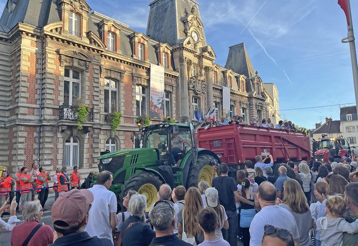 Les applaudissements ont redoublé lors du passage devant l'hôtel de ville alors que Pascal Verrièle commentait chacun des matériels.