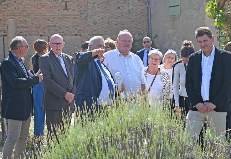 Mercredi 16 septembre, à Villeny. Accompagné de nombreux élus solognots, dont le maire Hubert Chevallier, Michel Fournier, ministre de la Ruralité, a visité le village solognot dans le cadre du dispositif Villages d'avenir dont bénéficie la commune. 