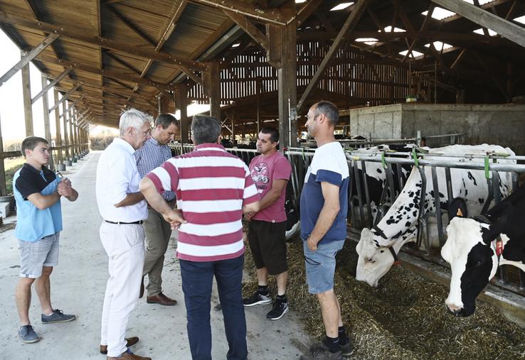 Vendredi 25 septembre, à Savigny-sur-Braye. Christophe Marion, député du Vendômois, est venu à la rencontre d'éleveurs sur l'exploitation de la Templerie.