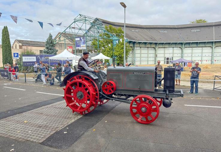 Dimanche 20 septembre, à Chartres. Le tracteur Renault 301H gazogène de 1940 a fait ses premiers tours de roues devant le Compa.