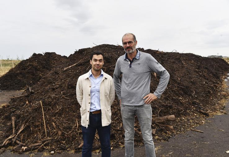 Dagny, lundi 28 septembre. Maxime Guillier (à g.), cofondateur avec son frère de la société Les Gloutons, et leur partenaire Xavier Grymonprez (à d.), sur la plateforme de compostage inaugurée le 18 septembre. 