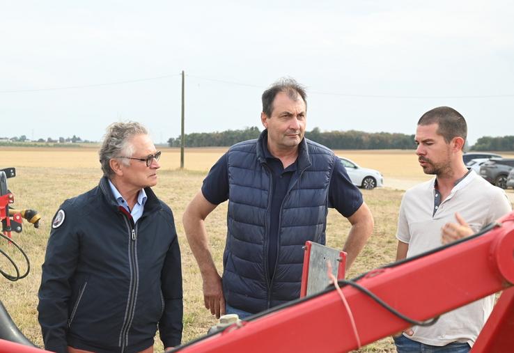 Mercredi 30 septembre, à Maves. Philippe Gouet et Arnaud Bessé ont échangé avec Alban Baccon sur le bilan carbone de son exploitation.