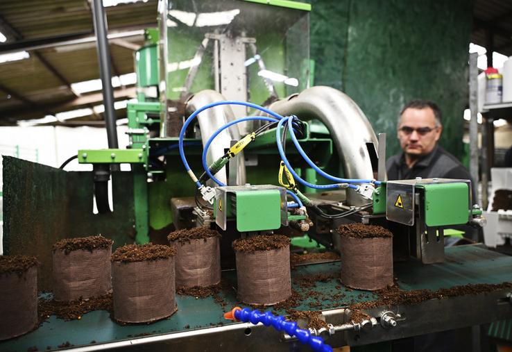 Crespières (Yvelines), jeudi 1er octobre. Le réseau Synfolia a inauguré son innovation Synfoplant, une machine qui permet d'éliminer les traditionnels godets en plastique.