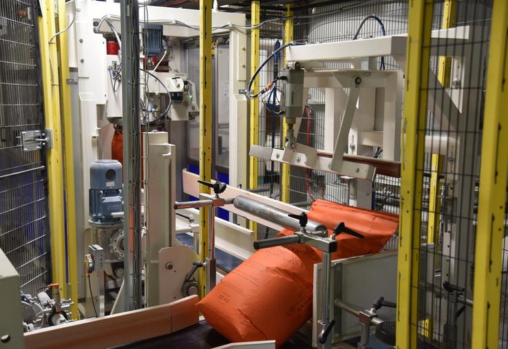 La majorité de la farine est livrée en sacs de 25 kg, mais le vrac reste possible, un segment en perte de vitesse. L'installation permet un ensachage de 70 tonnes par jour. 