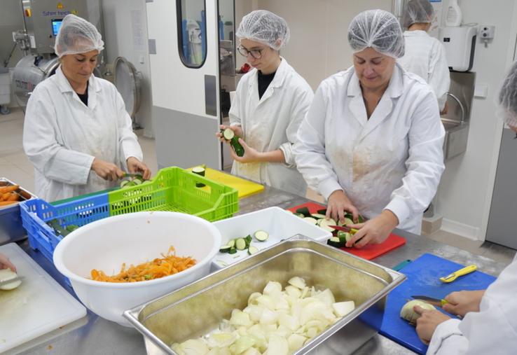 Mercredi 7 octobre, à Bou. Tout le monde a mis la main à la pâte pour donner une seconde vie aux légumes glanés quelques jours plus tôt.