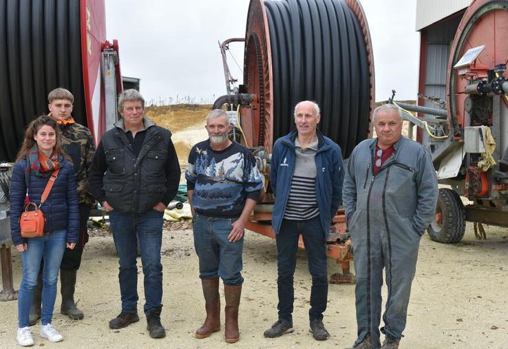 À Faverelles, lundi 19 octobre. Frédérique Toussaint, Willem Boode, Mickaël Bedu, Rémi Toussaint et Manuel Leteur (de g. à d.) se sont réunis pour évoquer les conséquences de la sécheresse sur leurs exploitations et l’alimentation des troupeaux.