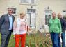 Mardi 10 septembre, à Coulmiers. De g. à d. : David Jacquet, conseiller régional et maire d’Artenay, Elisabeth Manchec, maire de Coulmiers, Hortense Wallet, présidente de l'association des Amis du château de Luz et Guy Fourmont, bénévole au sein de l'association.