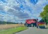 Convoi agricole : moissonneuse-batteuse sur la route.