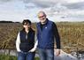 Marieke et Dominique Poyau devant une parcelle de la ferme de Presles à Prunay-en-Yvelines, le 21 octobre. 