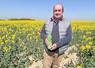 Mercredi 9 avril, à Tremblay-les-Villages. Être en photo sur les bouteilles d'huile Lesieur Fleur de colza n'a pas changé la vie de Pierre Pelletier même s'il tire une certaine fierté de son engagement dans cette démarche. 