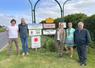 Charny, jeudi 15 mai. Le premier panneau Gaz vert d’Île-de-France est placé à l’entrée de la commune, avec de g. à d. : Louis Courtier, Édouard Proffit, Cécile Velasco, Catherine Olagnon, Xavier Ferreira.
