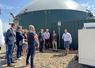 Vendredi 20 juin, à La Gaudaine. Lors de son inauguration, Yohann Serreau (à d.) a détaillé le fonctionnement de l'unité de méthanisation MethaPerche 28, qu'il porte avec quatre collègues exploitants.