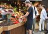 Paris, le 25 juin 2025. Dans sa boutique, Audrey Laury a elle-même sélectionné les fruits et légumes à mettre en étal. 