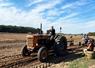 Dimanche 3 août, à Saint-Benoit-sur-Loire. Un tracteur d’époque en pleine démonstration de labour, témoin vivant d’un savoir-faire agricole qui ne s’improvise pas.