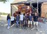 Le 24 août, à Yèvres. Karolane, Laura, Angeline, Côme, Mathieu, Maxence et Florian (de g. à d.) participent ce jour-là à remettre Ficelle en ordre de marche pour les courses du 7 septembre.