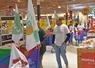 Villiers-en-Bière, mercredi 3 septembre. Un défilé de chariots dans l'allée centrale de Carrefour sous le regard des salariés et des clients, dont certains sont venus échanger voire soutenir le monde agricole.