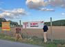 Les préparatifs battent leur plein, comme ici pour la communication dans les commerces et aux bords de routes. L'installation sur site prendra deux jours et mobilisera une quarantaine d'adhérents au moins.