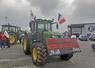 À 10 h 30, un groupe d’agriculteurs s’est réuni devant le magasin Leclerc de Pithiviers. Ils ont mené une action d’étiquetage des produits étrangers (miel, sucre, fruits, pâtes à tartiner…) et sensibilisé les consommateurs. Cette initiative visait à dénoncer en particulier la concurrence déloyale que subit la France.