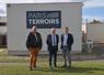 Houdan (Yvelines), lundi 22 septembre. De g. à d. : Benoît Breemeersch, éleveur normand adhérent à Cooperl, Bernard Rouxel, éleveur président de Cooperl et Philippe Coudray, directeur du site.
