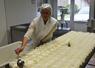 Dans sa fromagerie installée au domaine du Ciran, à Ménestreau-en-Villette, Anne-Aël Leroy transforme désormais l’intégralité du lait de son troupeau. 