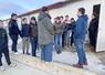 Jeudi 20 novembre, à Vichères. Lors de la première journée découverte de la Chambre, Mathieu Dalibard (à d.) a fait faire le tour de son exploitation avicole à une vingtaine d'étudiants du BTSA ACS'Agri* de Nermont.