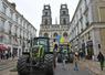 Orléans, vendredi 19 décembre. Une vingtaine de tracteurs se sont postés devant la cathédrale. 