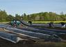 La récolte des asperges se fait entièrement à la main, avec l’appui d’une machine qui soulève la bâche et limite le port des caisses. 