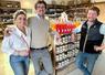 Jeudi 9 avril, à Bailleau-le-Pin. Cécile, Charles et Benjamin Prieur ont le sourire en lançant leur gamme de cidre Baïo lors d'une petite fête dans leur boutique.