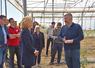 Vulaines-lès-Provins, vendredi 17 avril. Brice De Bisschop termine la visite de son exploitation par les serres, une diversification datant de 2022.